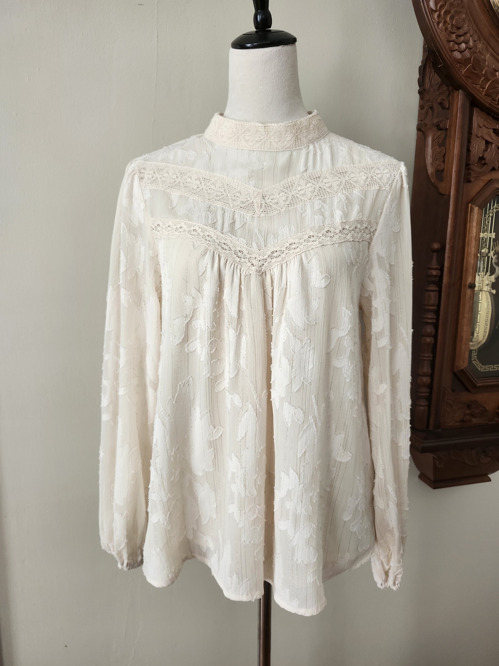 Eyeshadow Victorian Styl High Neck Cream Blouse, M